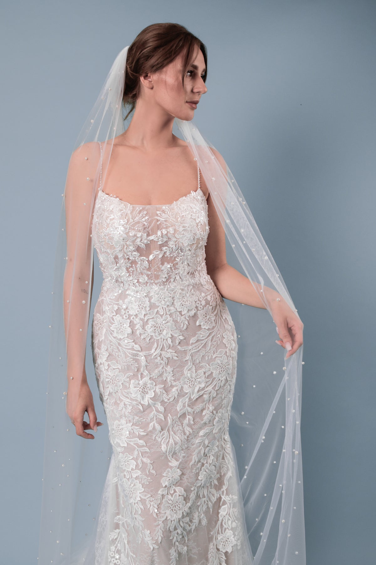Spitzen-Brautkleid mit schmaler Silhouette – Atelier Jana Paulin