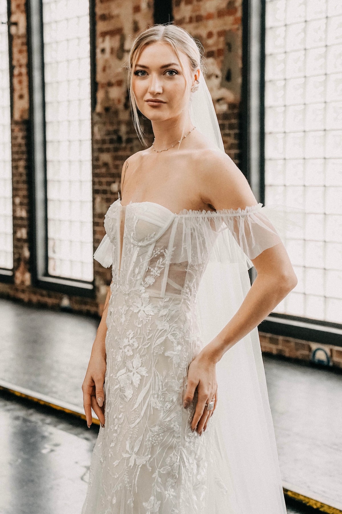 Portrait im schulterfreien Spitzen-Brautkleid – Atelier Jana Paulin Berlin