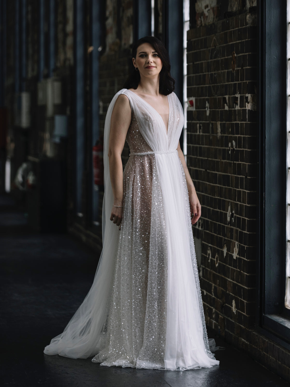 Spitzen-Brautkleid mit V-Ausschnitt und Schleppe – Atelier Jana Paulin Berlin