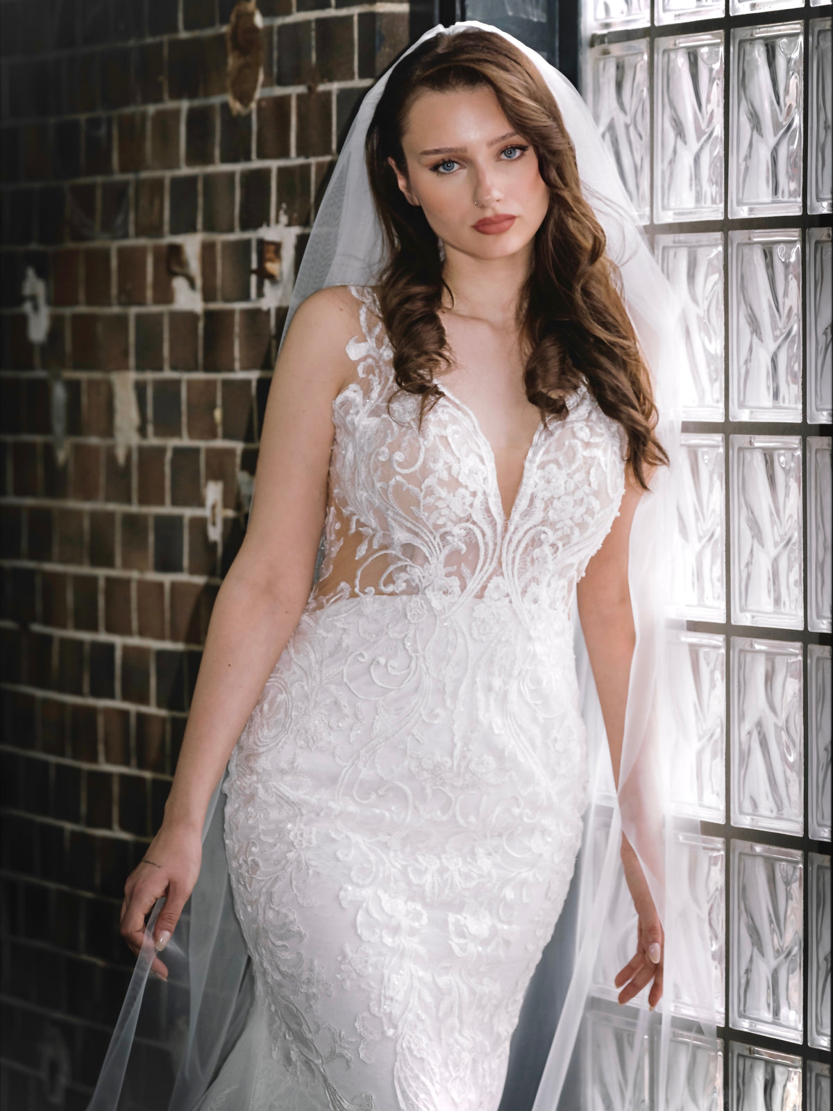 Spitzen-Brautkleid mit V-Ausschnitt – Atelier Jana Paulin