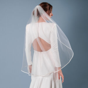 Schlichter Brautschleier mit Satinkante aus feinem Tüll in Ivory einlagig mit Kamm